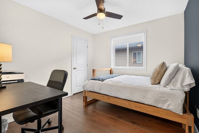 STUNNINGLY LARGE FAMILY HOME IN PRIME GRIMSBY LOCATION!