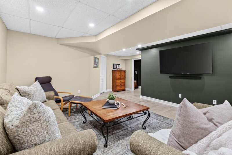 STUNNINGLY LARGE FAMILY HOME IN PRIME GRIMSBY LOCATION!