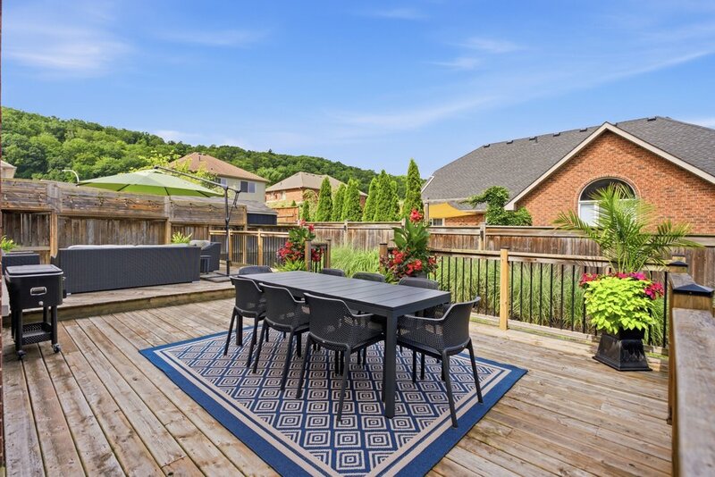 STUNNINGLY LARGE FAMILY HOME IN PRIME GRIMSBY LOCATION!