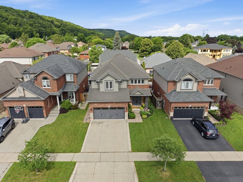 STUNNINGLY LARGE FAMILY HOME IN PRIME GRIMSBY LOCATION!