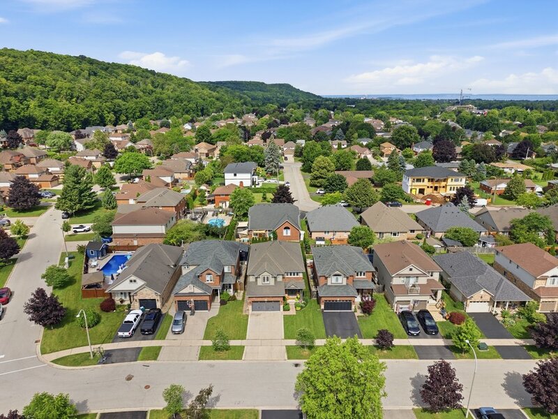 STUNNINGLY LARGE FAMILY HOME IN PRIME GRIMSBY LOCATION!