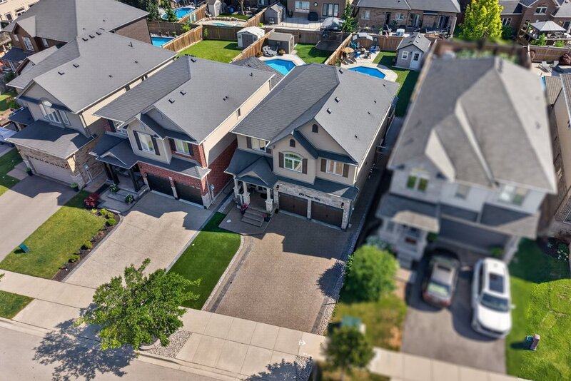 BEAUTIFULLY MAINTAINED 2STRY HOME W/POOL IN BINBROOK