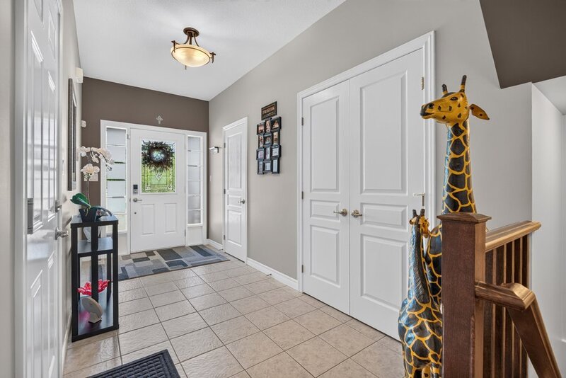 BEAUTIFULLY MAINTAINED 2STRY HOME W/POOL IN BINBROOK