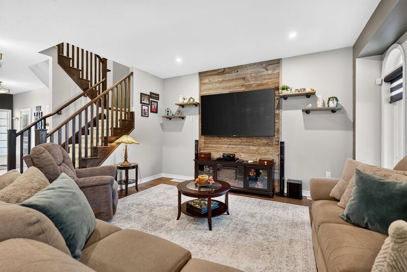 BEAUTIFULLY MAINTAINED 2STRY HOME W/POOL IN BINBROOK