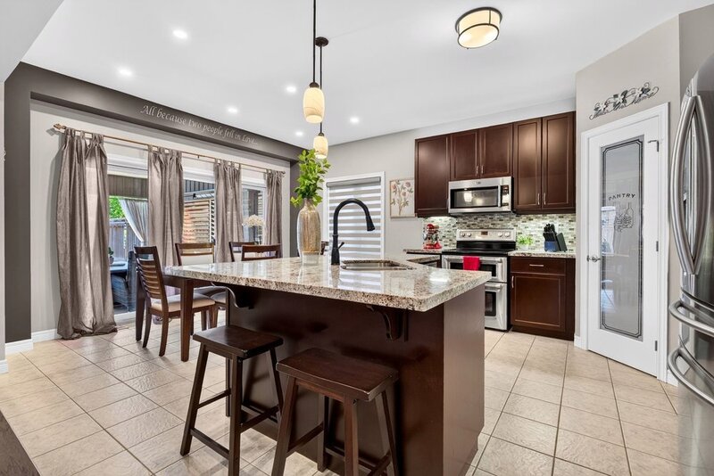 BEAUTIFULLY MAINTAINED 2STRY HOME W/POOL IN BINBROOK