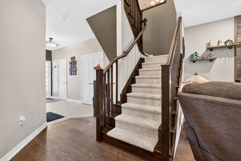 BEAUTIFULLY MAINTAINED 2STRY HOME W/POOL IN BINBROOK