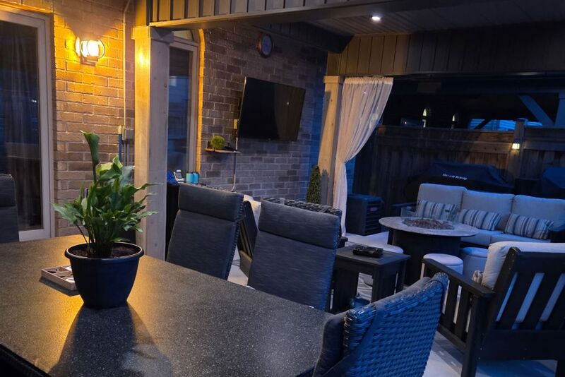 BEAUTIFULLY MAINTAINED 2STRY HOME W/POOL IN BINBROOK