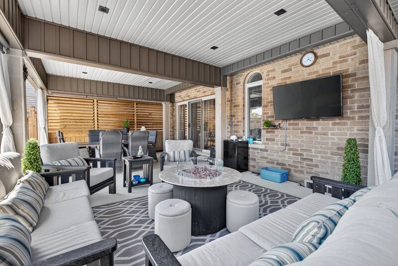 BEAUTIFULLY MAINTAINED 2STRY HOME W/POOL IN BINBROOK