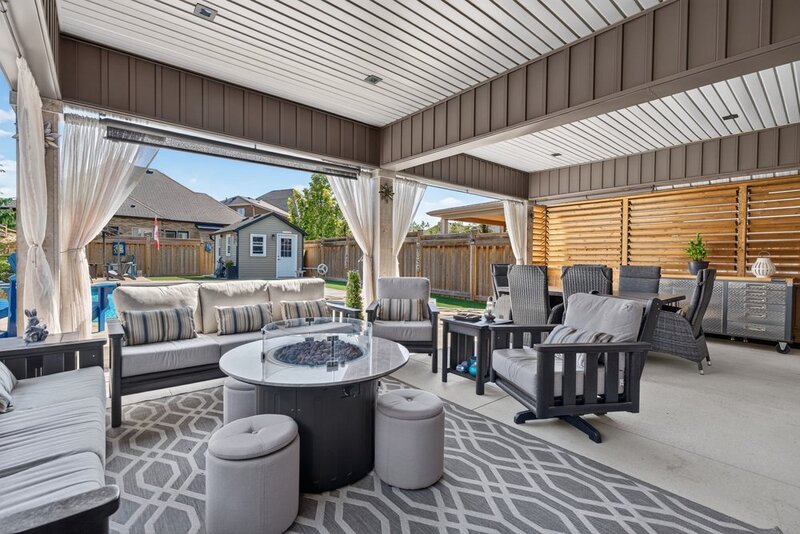 BEAUTIFULLY MAINTAINED 2STRY HOME W/POOL IN BINBROOK