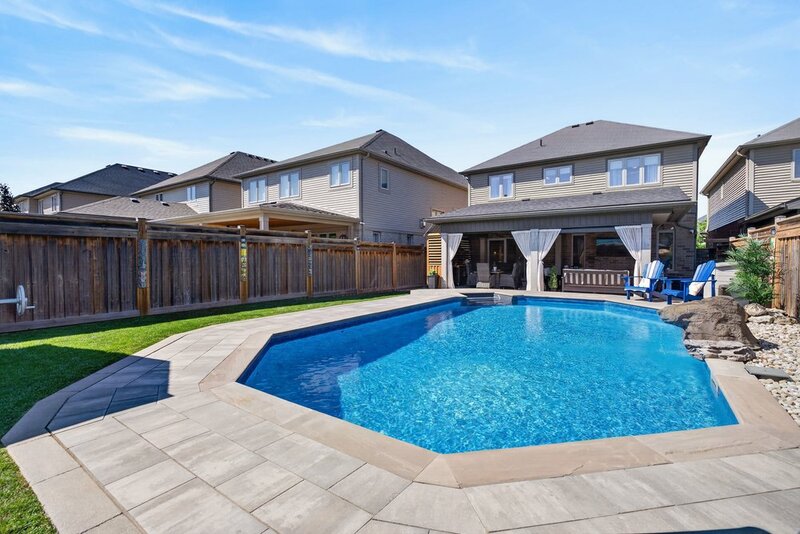 BEAUTIFULLY MAINTAINED 2STRY HOME W/POOL IN BINBROOK