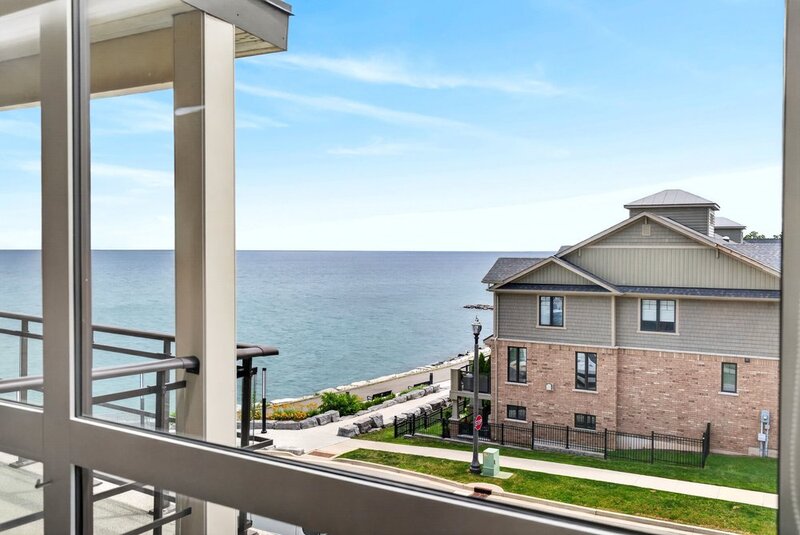 GRIMSBY-ON-THE-LAKE-WATERFRONT STUNNER