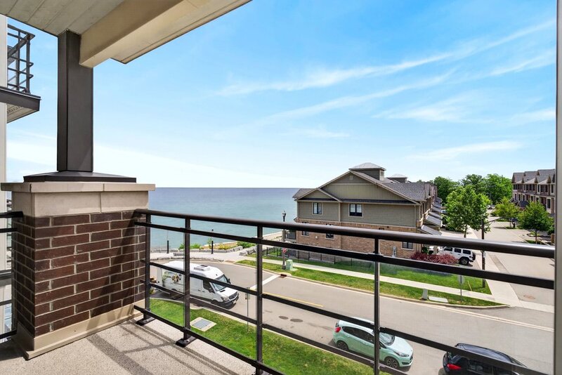 GRIMSBY-ON-THE-LAKE-WATERFRONT STUNNER