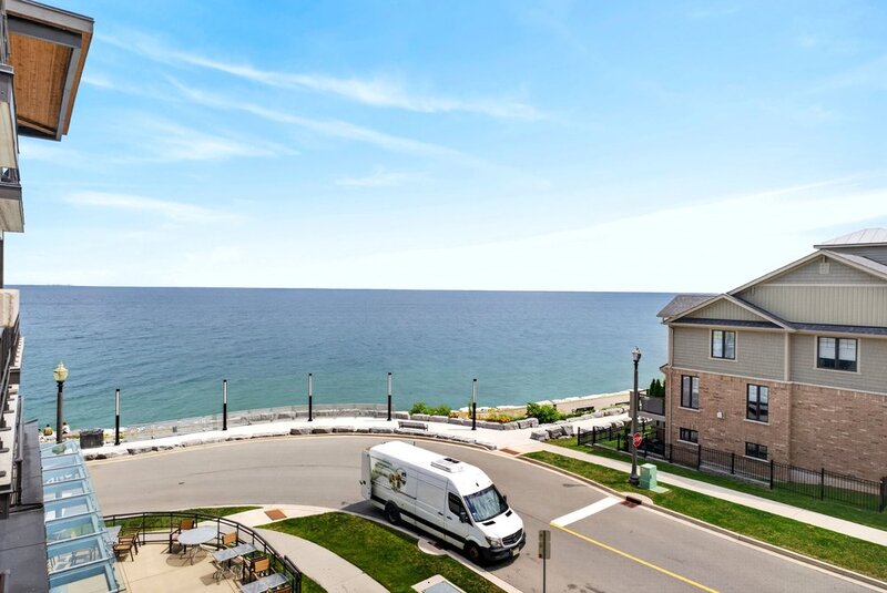 GRIMSBY-ON-THE-LAKE-WATERFRONT STUNNER