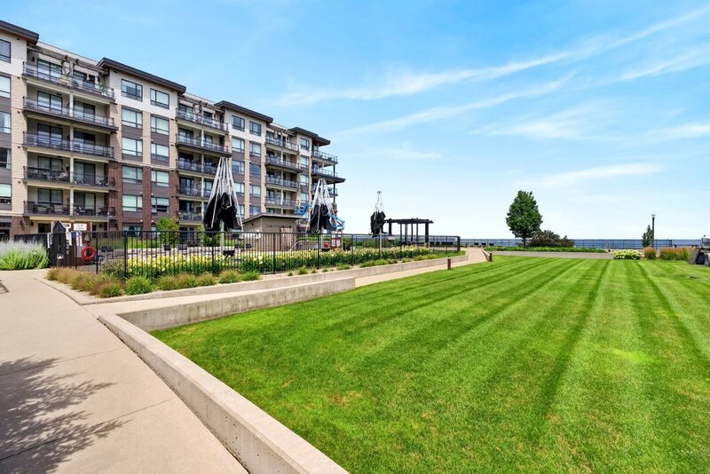 GRIMSBY-ON-THE-LAKE-WATERFRONT STUNNER