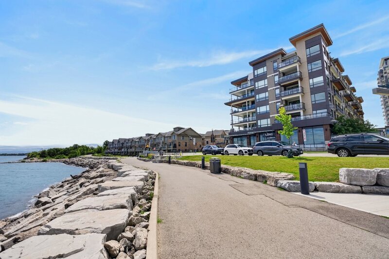 GRIMSBY-ON-THE-LAKE-WATERFRONT STUNNER