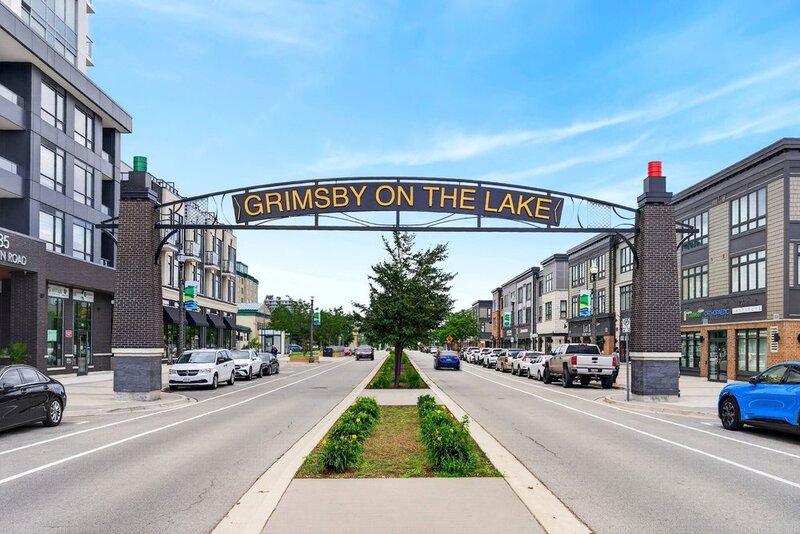 GRIMSBY-ON-THE-LAKE-WATERFRONT STUNNER