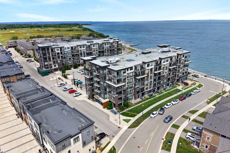 GRIMSBY-ON-THE-LAKE-WATERFRONT STUNNER