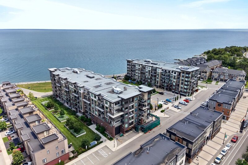 GRIMSBY-ON-THE-LAKE-WATERFRONT STUNNER