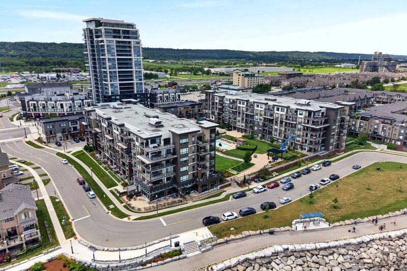GRIMSBY-ON-THE-LAKE-WATERFRONT STUNNER