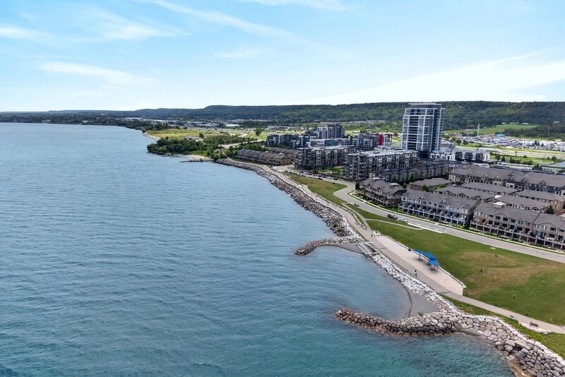 GRIMSBY-ON-THE-LAKE-WATERFRONT STUNNER