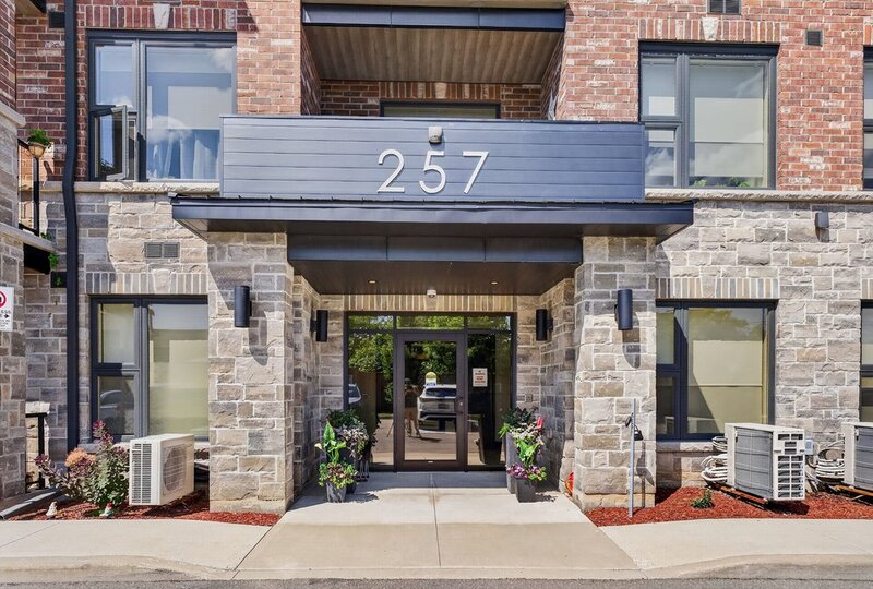 GREAT CONDO UNIT IN PRIME STONEY CREEK LOCATION!