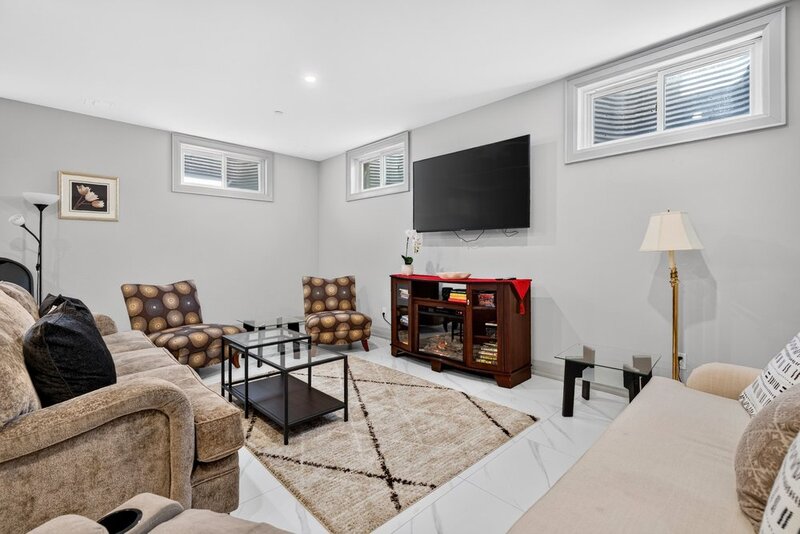GREAT CONDO UNIT IN PRIME STONEY CREEK LOCATION!