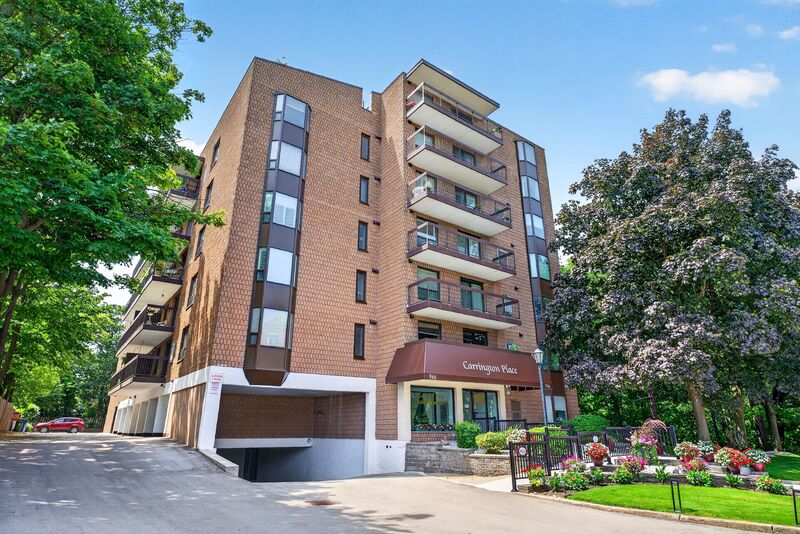 LARGE UNIT IN QUIET STONEY CREEK BUILDING!