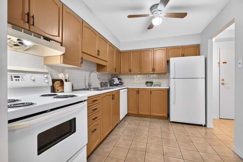 LARGE UNIT IN QUIET STONEY CREEK BUILDING!