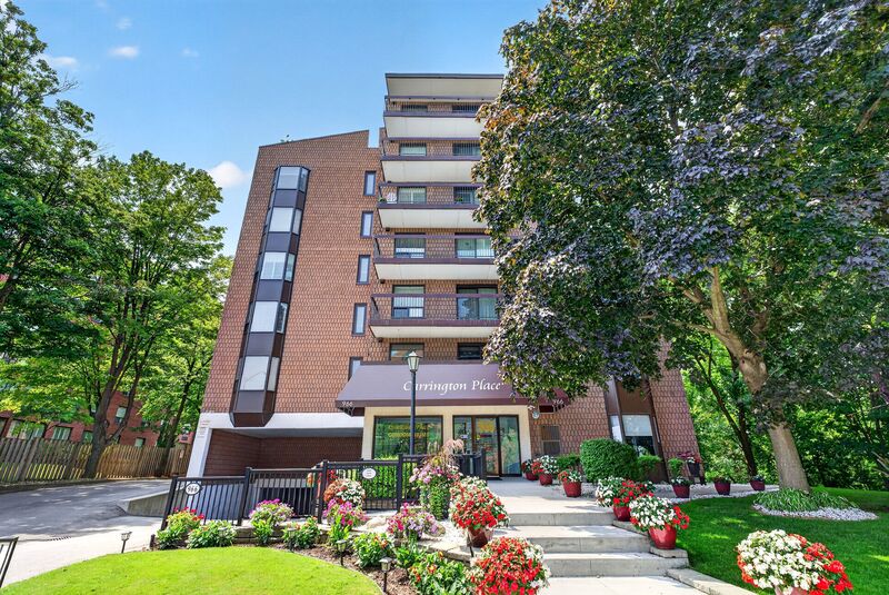 LARGE UNIT IN QUIET STONEY CREEK BUILDING!