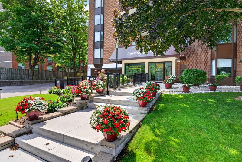 LARGE UNIT IN QUIET STONEY CREEK BUILDING!