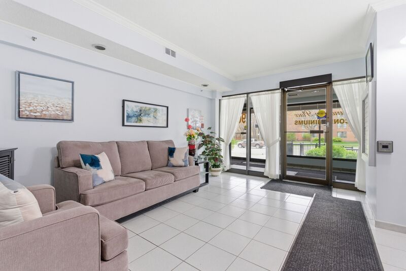 LARGE UNIT IN QUIET STONEY CREEK BUILDING!