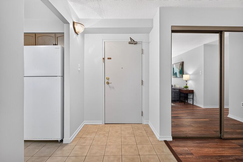 LARGE UNIT IN QUIET STONEY CREEK BUILDING!