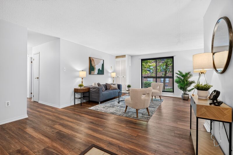 LARGE UNIT IN QUIET STONEY CREEK BUILDING!