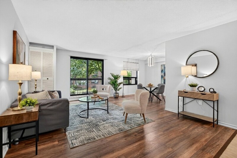 LARGE UNIT IN QUIET STONEY CREEK BUILDING!