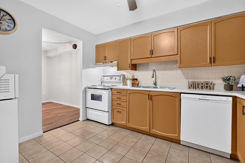 LARGE UNIT IN QUIET STONEY CREEK BUILDING!