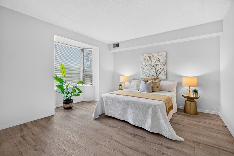 LARGE UNIT IN QUIET STONEY CREEK BUILDING!