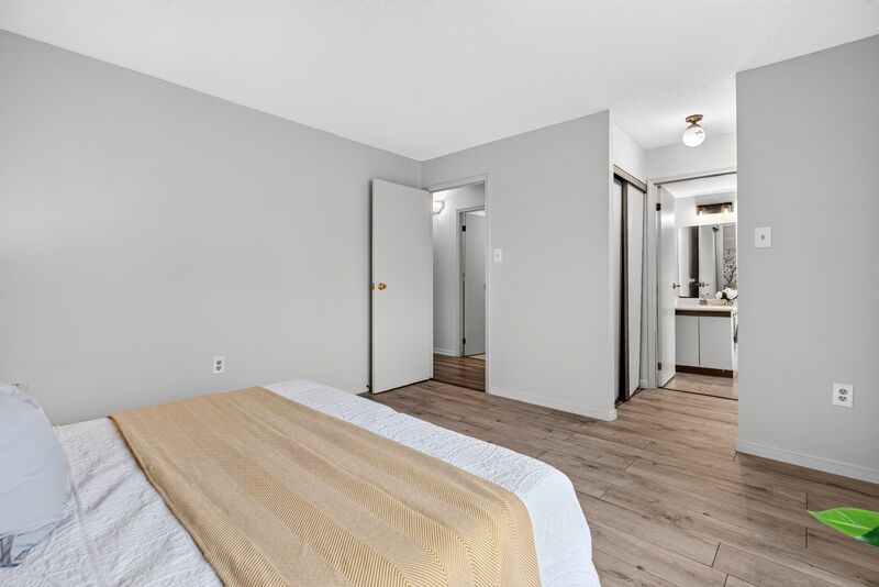 LARGE UNIT IN QUIET STONEY CREEK BUILDING!