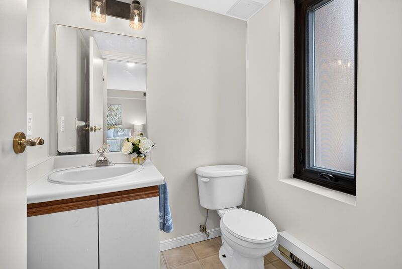 LARGE UNIT IN QUIET STONEY CREEK BUILDING!