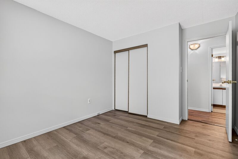 LARGE UNIT IN QUIET STONEY CREEK BUILDING!