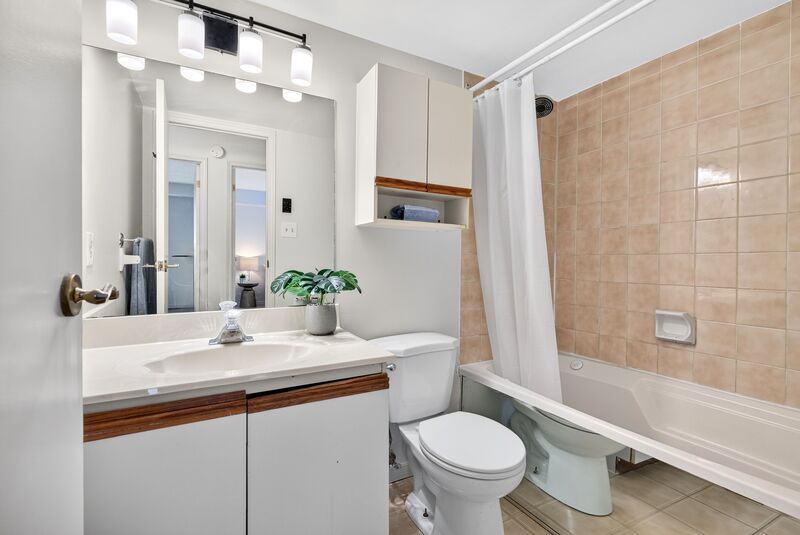 LARGE UNIT IN QUIET STONEY CREEK BUILDING!