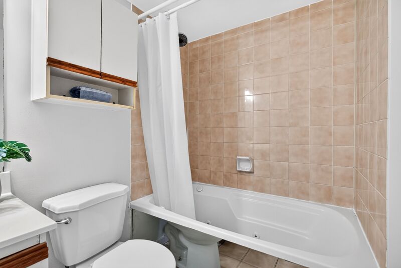 LARGE UNIT IN QUIET STONEY CREEK BUILDING!