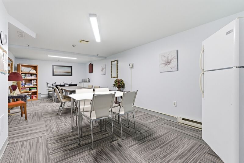 LARGE UNIT IN QUIET STONEY CREEK BUILDING!