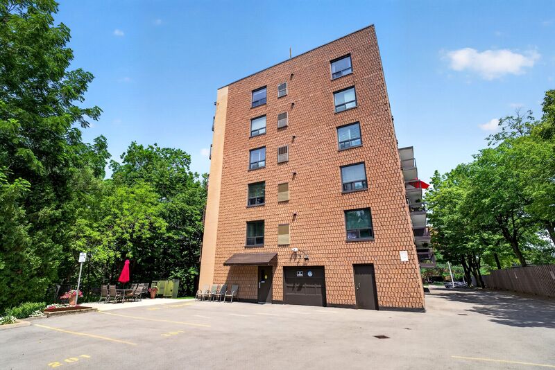 LARGE UNIT IN QUIET STONEY CREEK BUILDING!