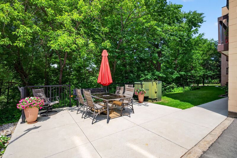 LARGE UNIT IN QUIET STONEY CREEK BUILDING!