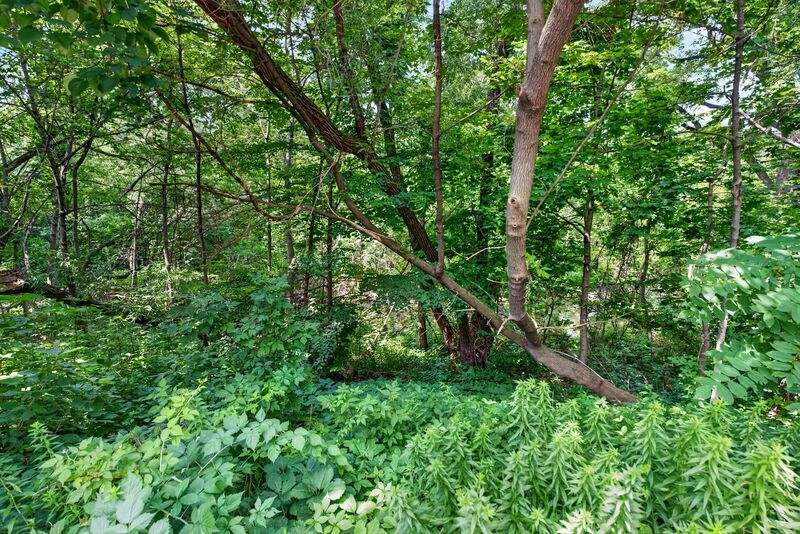 LARGE UNIT IN QUIET STONEY CREEK BUILDING!