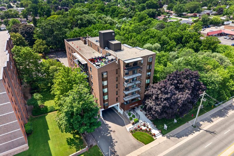 LARGE UNIT IN QUIET STONEY CREEK BUILDING!