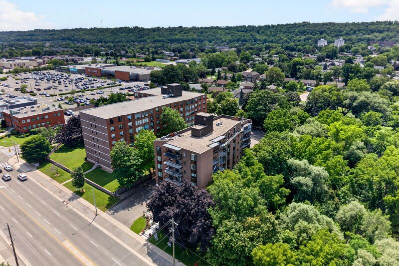 LARGE UNIT IN QUIET STONEY CREEK BUILDING!