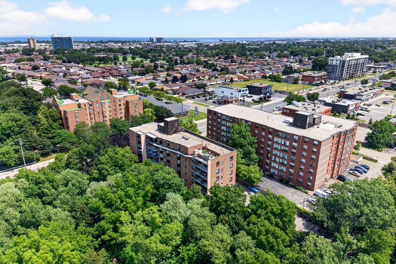 LARGE UNIT IN QUIET STONEY CREEK BUILDING!