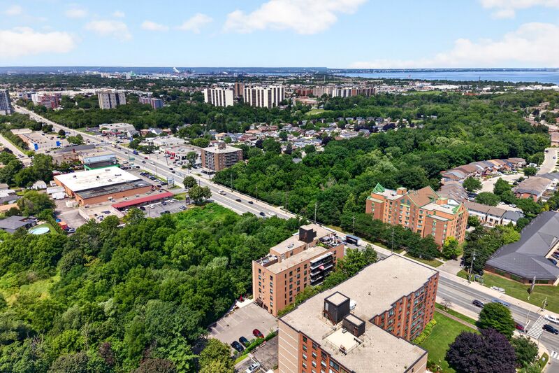 LARGE UNIT IN QUIET STONEY CREEK BUILDING!