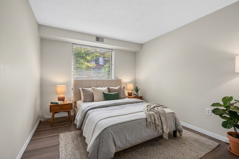 LARGE UNIT IN QUIET STONEY CREEK BUILDING!